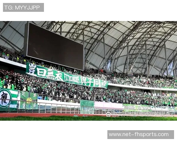 北京国安足球队奋勇争先力争中超冠军展现团队精神与球迷热情